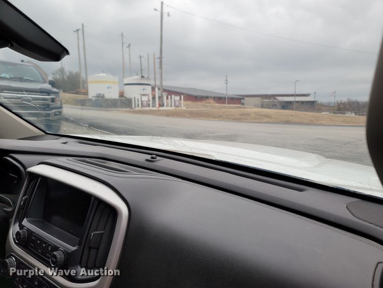 image for item LN9772 2015 GMC Canyon SLE  Crew Cab pickup truck