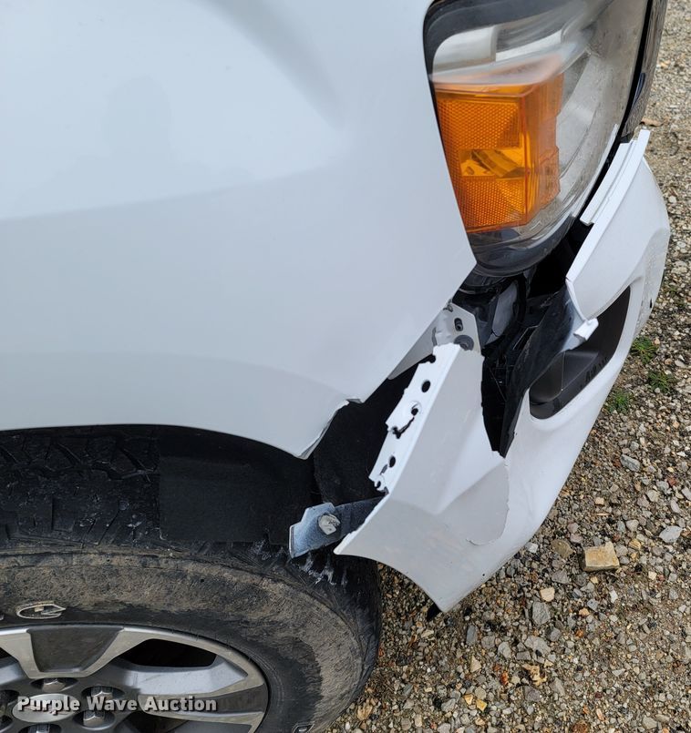 image for item LN9772 2015 GMC Canyon SLE  Crew Cab pickup truck