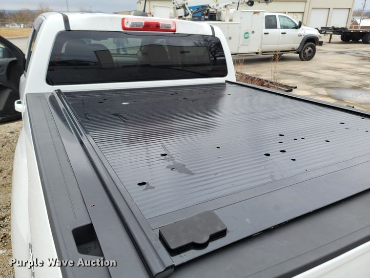 image for item LN9772 2015 GMC Canyon SLE  Crew Cab pickup truck