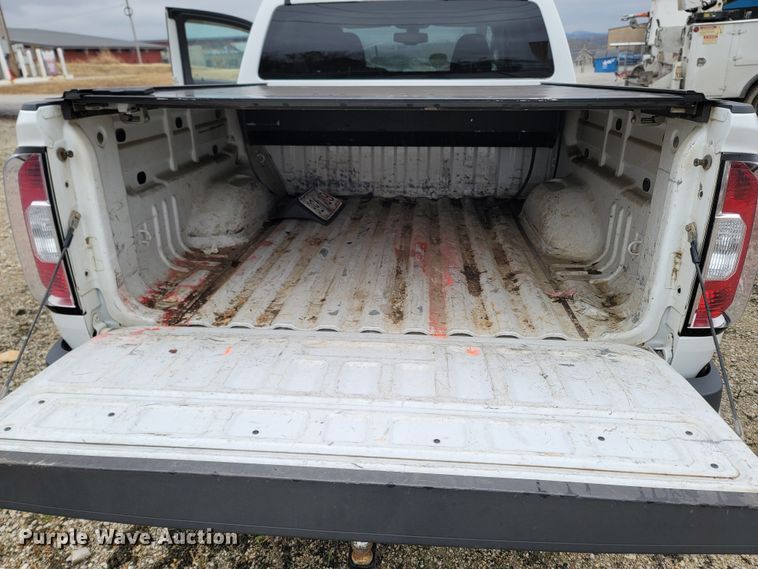 image for item LN9772 2015 GMC Canyon SLE  Crew Cab pickup truck