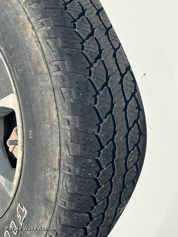 image for item LN9772 2015 GMC Canyon SLE  Crew Cab pickup truck