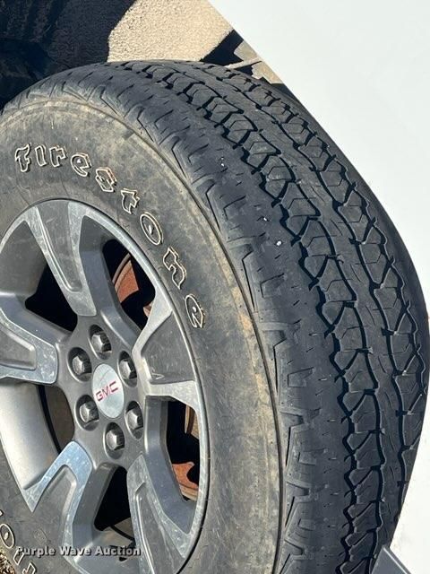 image for item LN9772 2015 GMC Canyon SLE  Crew Cab pickup truck