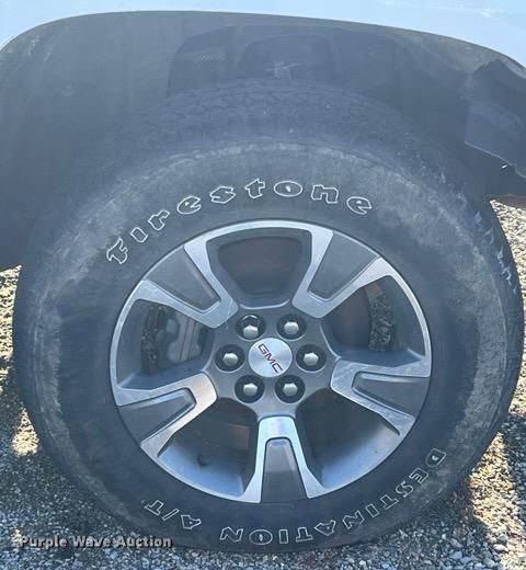 image for item LN9772 2015 GMC Canyon SLE  Crew Cab pickup truck