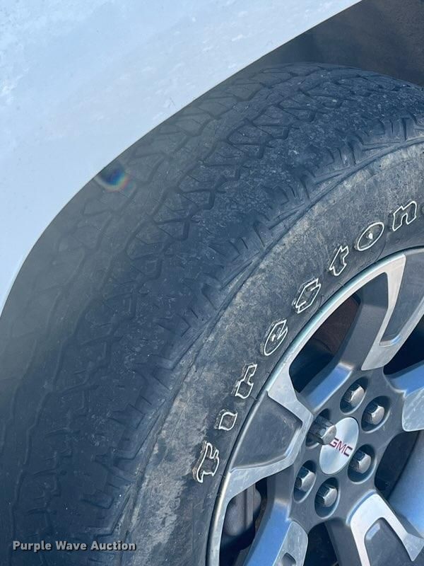 image for item LN9772 2015 GMC Canyon SLE  Crew Cab pickup truck