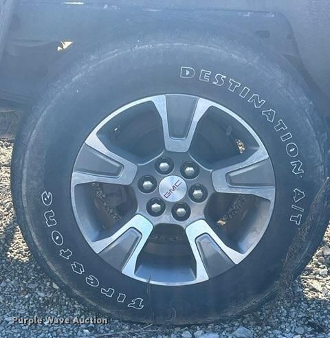 image for item LN9772 2015 GMC Canyon SLE  Crew Cab pickup truck