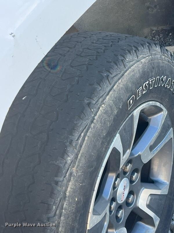 image for item LN9772 2015 GMC Canyon SLE  Crew Cab pickup truck