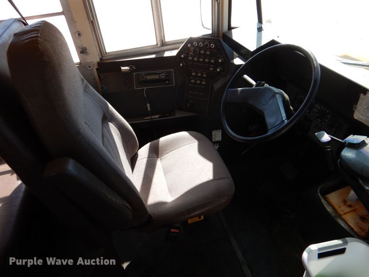 image for item LU9661 1996 International 3800  school bus
