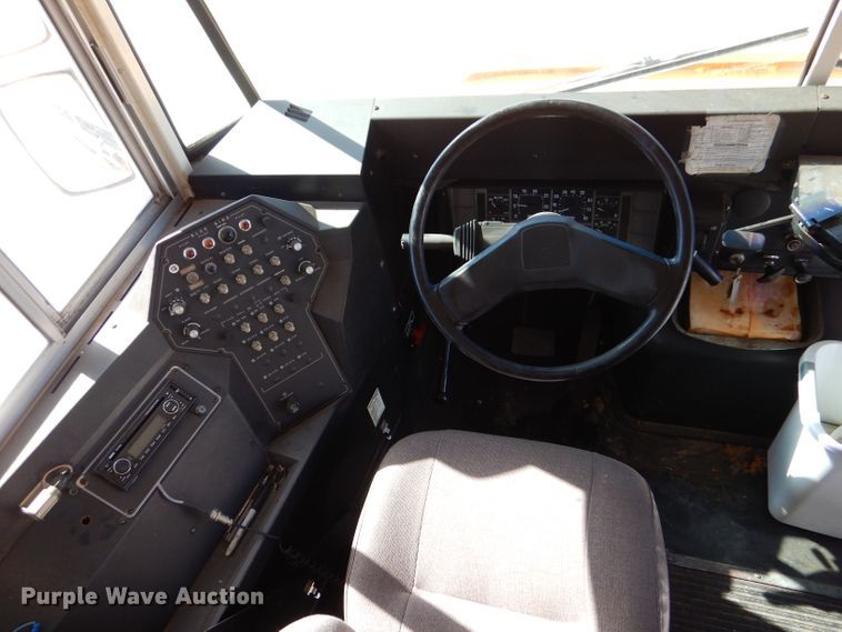 image for item LU9661 1996 International 3800  school bus