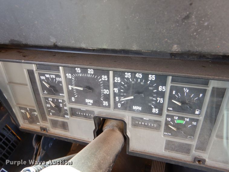 image for item LU9661 1996 International 3800  school bus