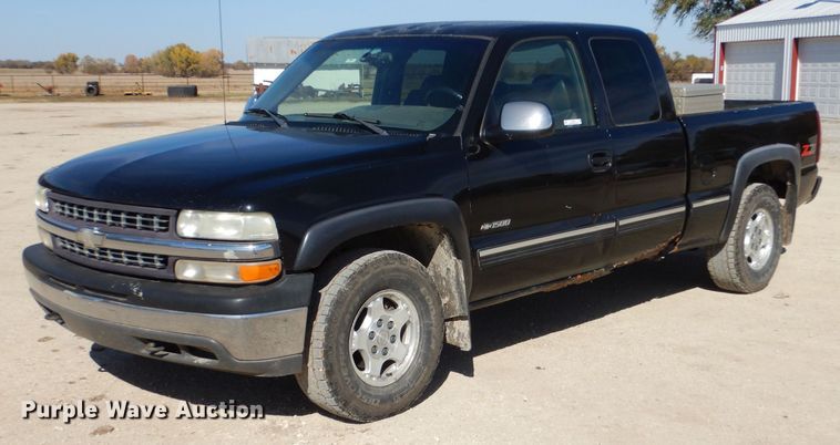 image for item LU9771 2000 Chevrolet Silverado 1500  Ext. Cab pickup truck