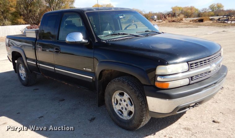 image for item LU9771 2000 Chevrolet Silverado 1500  Ext. Cab pickup truck