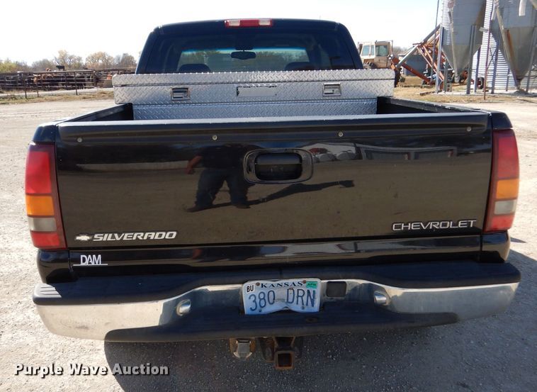 image for item LU9771 2000 Chevrolet Silverado 1500  Ext. Cab pickup truck