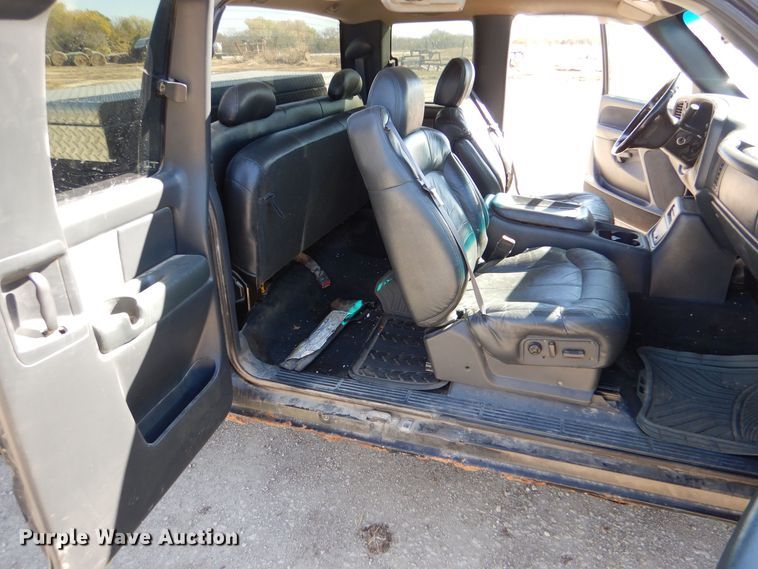 image for item LU9771 2000 Chevrolet Silverado 1500  Ext. Cab pickup truck