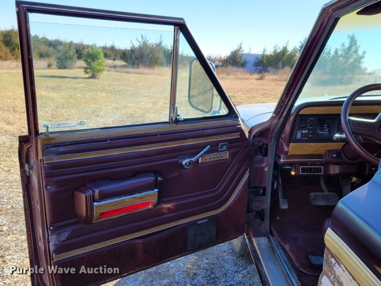 image for item LY9798 1988 Jeep Grand Wagoneer  SUV