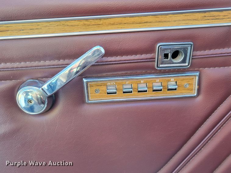 image for item LY9798 1988 Jeep Grand Wagoneer  SUV