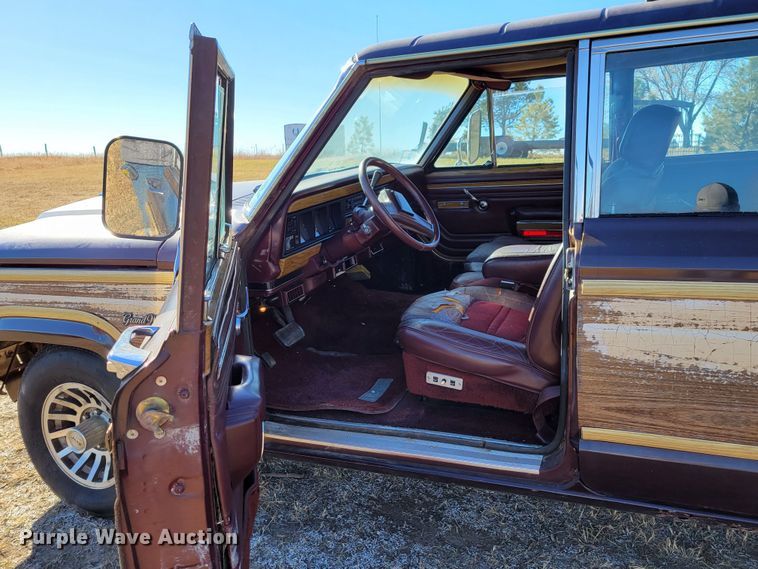 image for item LY9798 1988 Jeep Grand Wagoneer  SUV