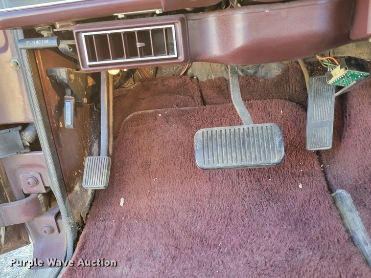 image for item LY9798 1988 Jeep Grand Wagoneer  SUV