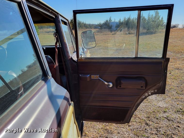 image for item LY9798 1988 Jeep Grand Wagoneer  SUV