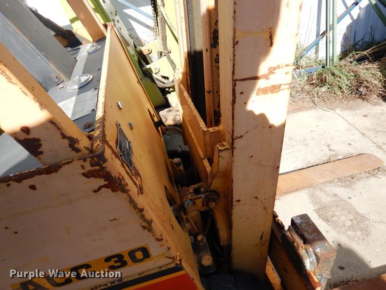 image for item MH9266 Allis Chalmers ACC-30  forklift