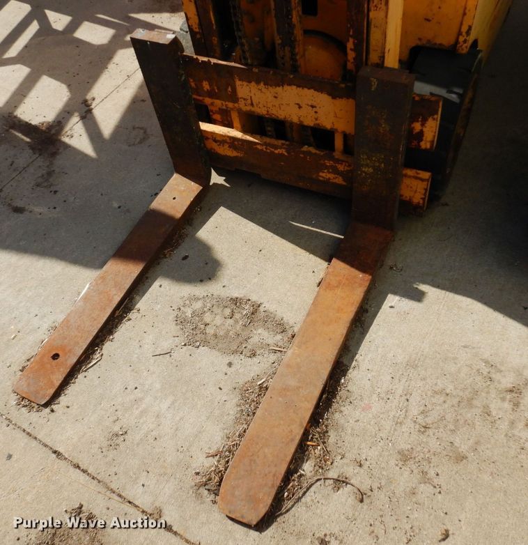 image for item MH9266 Allis Chalmers ACC-30  forklift