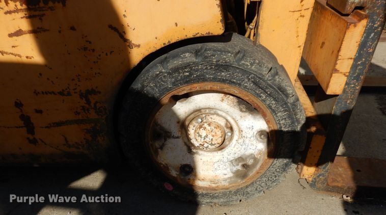 image for item MH9266 Allis Chalmers ACC-30  forklift