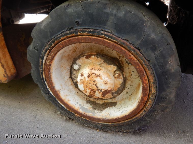 image for item MH9266 Allis Chalmers ACC-30  forklift