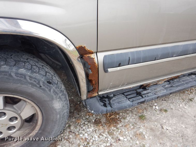 image for item MJ9851 2003 Chevrolet Suburban  SUV