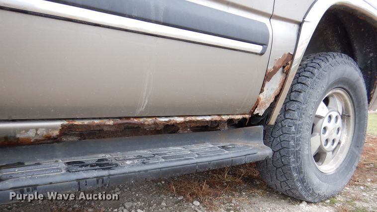 image for item MJ9851 2003 Chevrolet Suburban  SUV