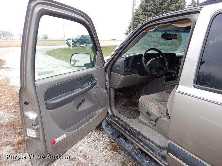 image for item MJ9851 2003 Chevrolet Suburban  SUV