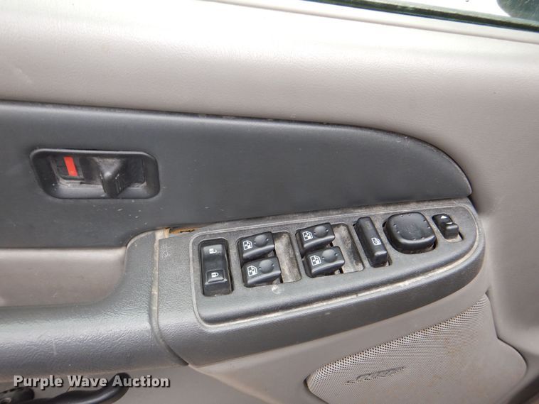 image for item MJ9851 2003 Chevrolet Suburban  SUV