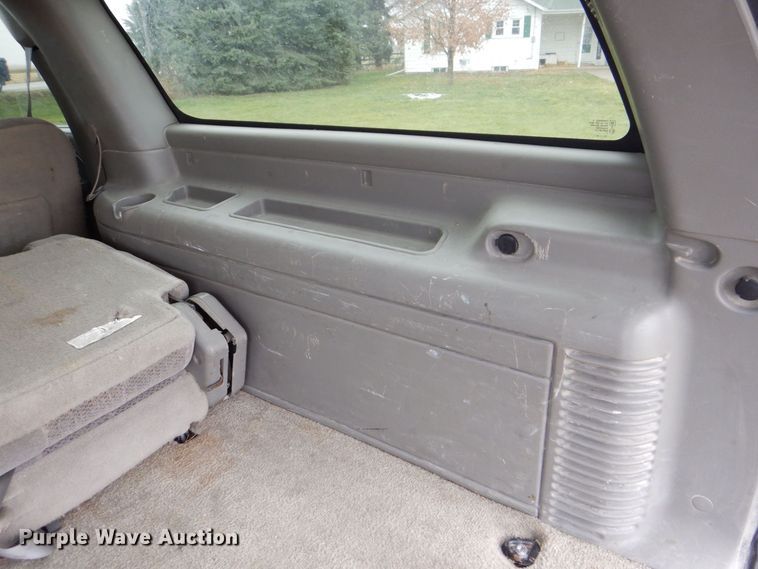 image for item MJ9851 2003 Chevrolet Suburban  SUV