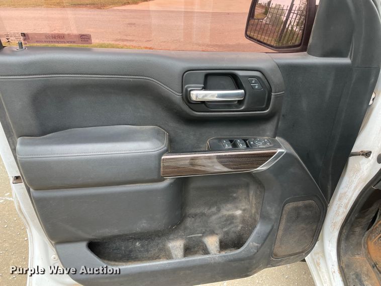 image for item MR9499 2019 Chevrolet Silverado 1500  Double Cab pickup truck