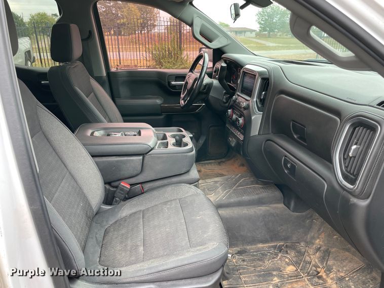 image for item MR9499 2019 Chevrolet Silverado 1500  Double Cab pickup truck