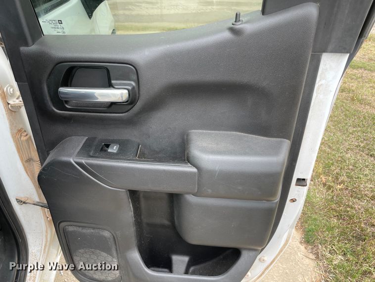 image for item MR9499 2019 Chevrolet Silverado 1500  Double Cab pickup truck