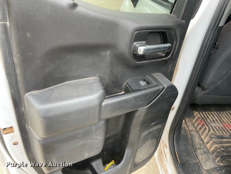 image for item MR9499 2019 Chevrolet Silverado 1500  Double Cab pickup truck