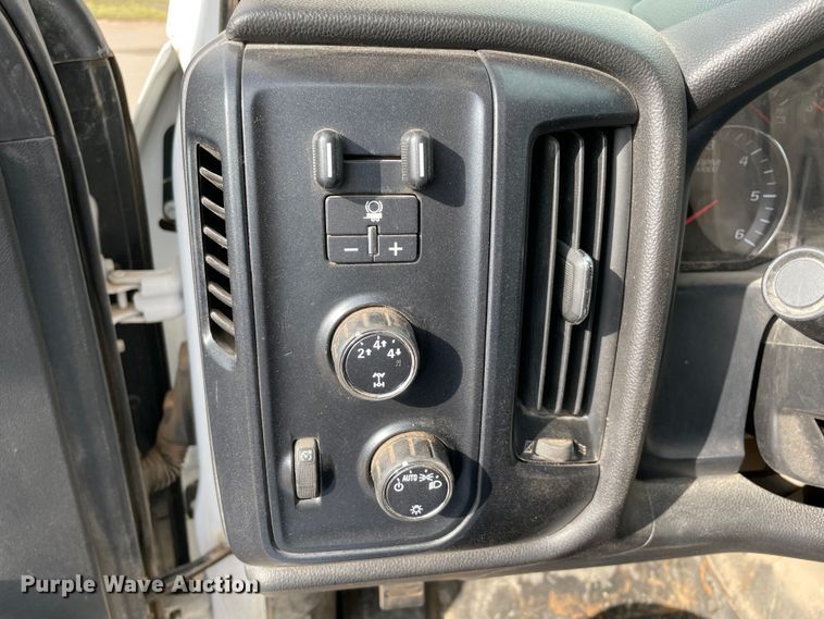 image for item MR9501 2016 Chevrolet Silverado 2500HD  Double Cab pickup truck