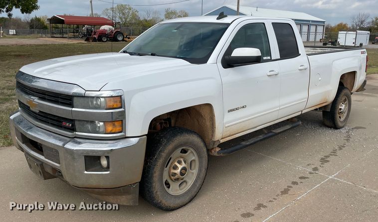 image for item MR9502 2015 Chevrolet Silverado 2500HD  Double Cab pickup truck