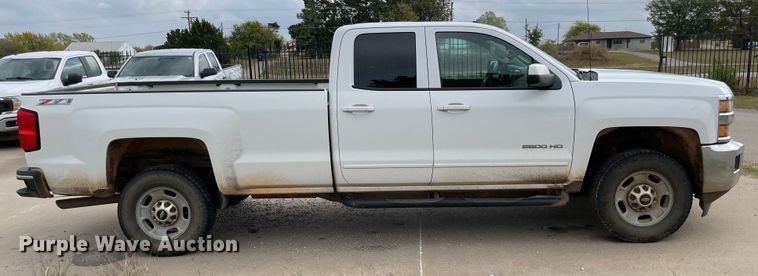 image for item MR9502 2015 Chevrolet Silverado 2500HD  Double Cab pickup truck