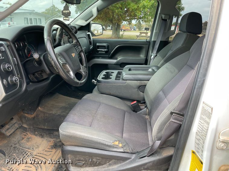 image for item MR9502 2015 Chevrolet Silverado 2500HD  Double Cab pickup truck