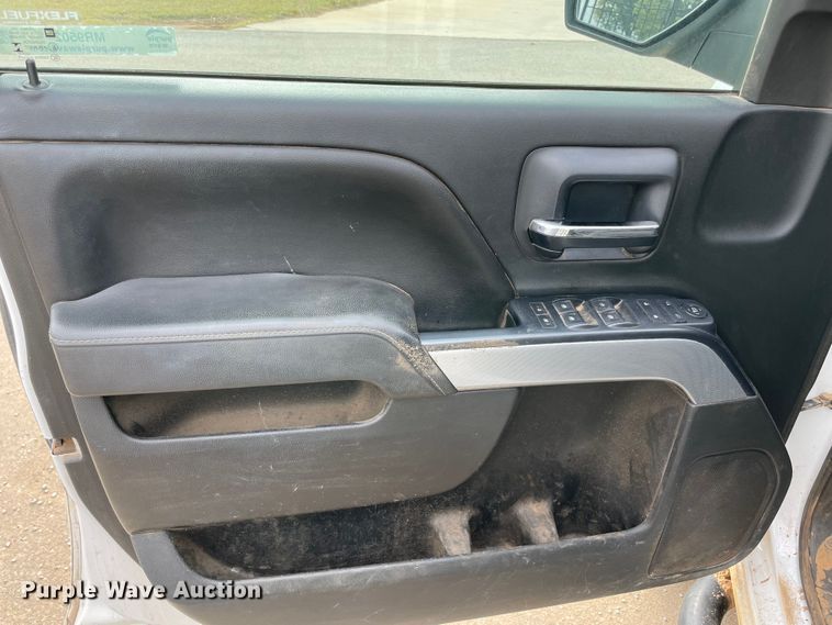 image for item MR9502 2015 Chevrolet Silverado 2500HD  Double Cab pickup truck