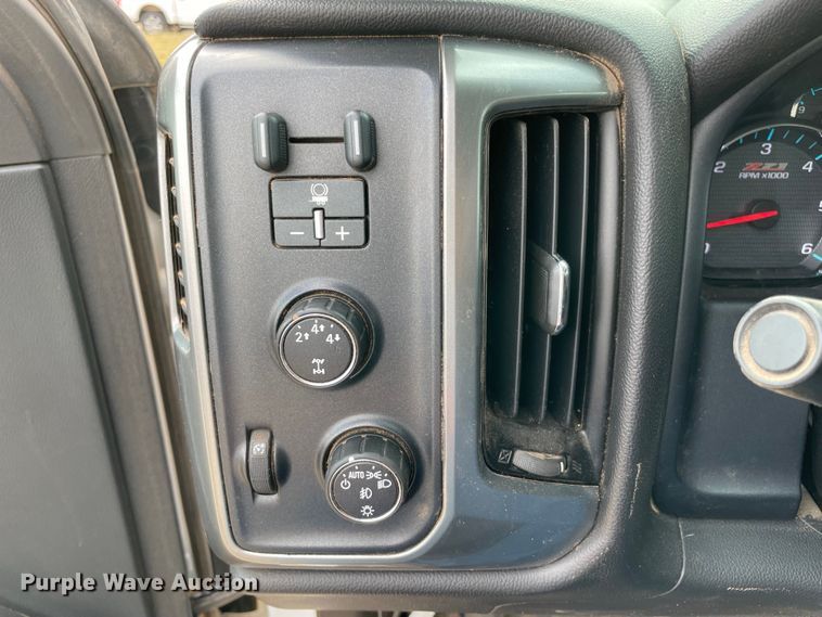 image for item MR9502 2015 Chevrolet Silverado 2500HD  Double Cab pickup truck