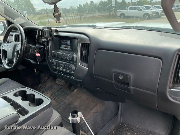 image for item MR9502 2015 Chevrolet Silverado 2500HD  Double Cab pickup truck