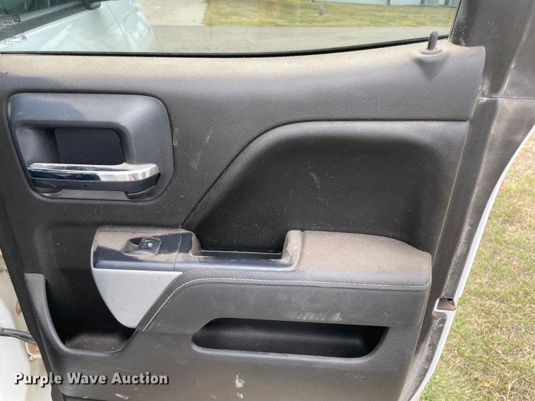 image for item MR9502 2015 Chevrolet Silverado 2500HD  Double Cab pickup truck