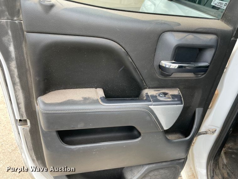 image for item MR9502 2015 Chevrolet Silverado 2500HD  Double Cab pickup truck