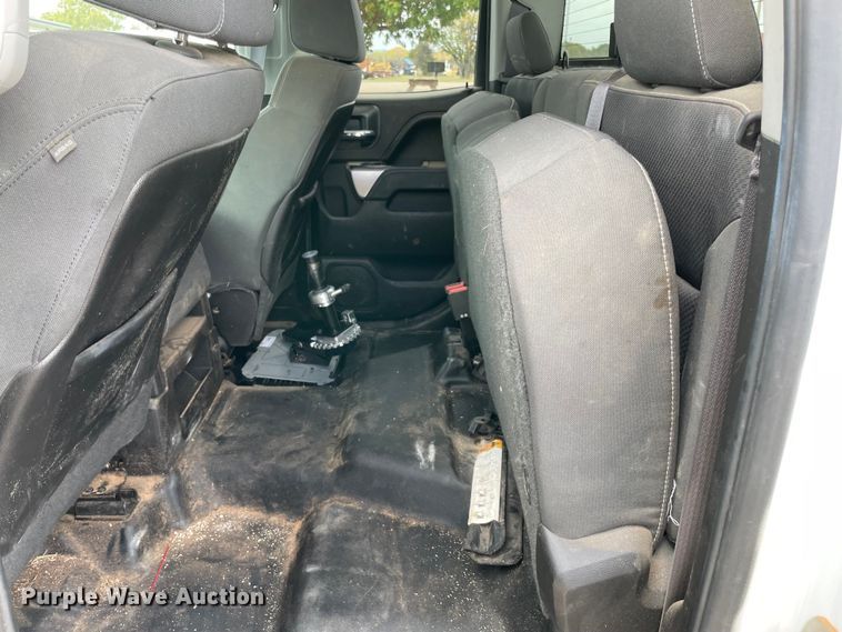 image for item MR9502 2015 Chevrolet Silverado 2500HD  Double Cab pickup truck