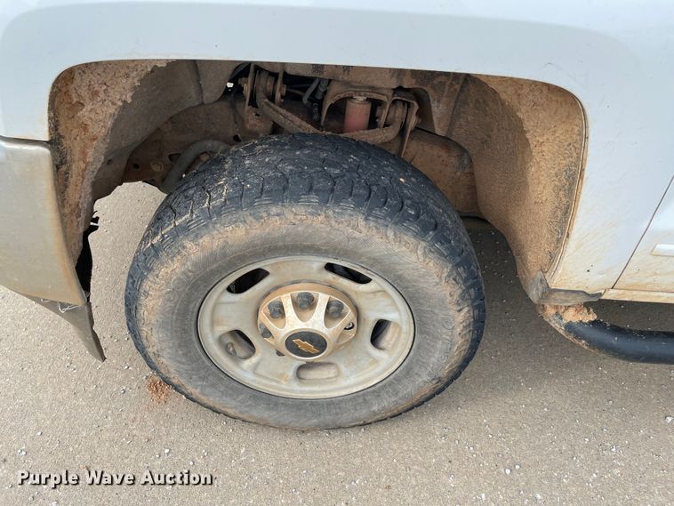 image for item MR9502 2015 Chevrolet Silverado 2500HD  Double Cab pickup truck