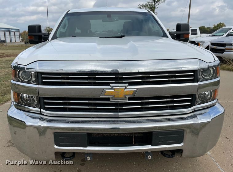 image for item MR9503 2018 Chevrolet Silverado 2500HD  Double Cab pickup truck cab and chassis