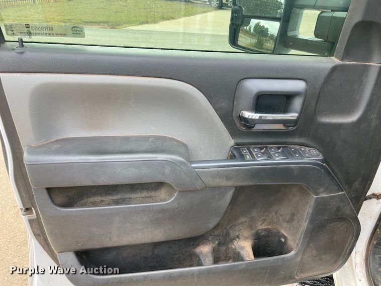 image for item MR9503 2018 Chevrolet Silverado 2500HD  Double Cab pickup truck cab and chassis