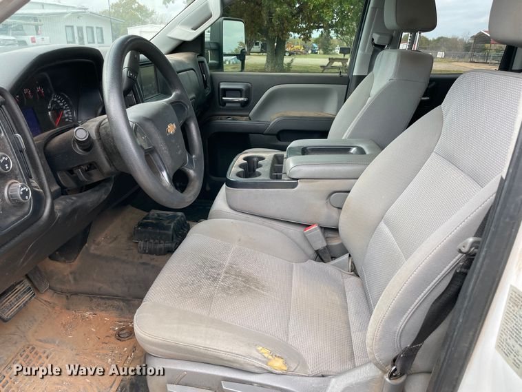 image for item MR9503 2018 Chevrolet Silverado 2500HD  Double Cab pickup truck cab and chassis