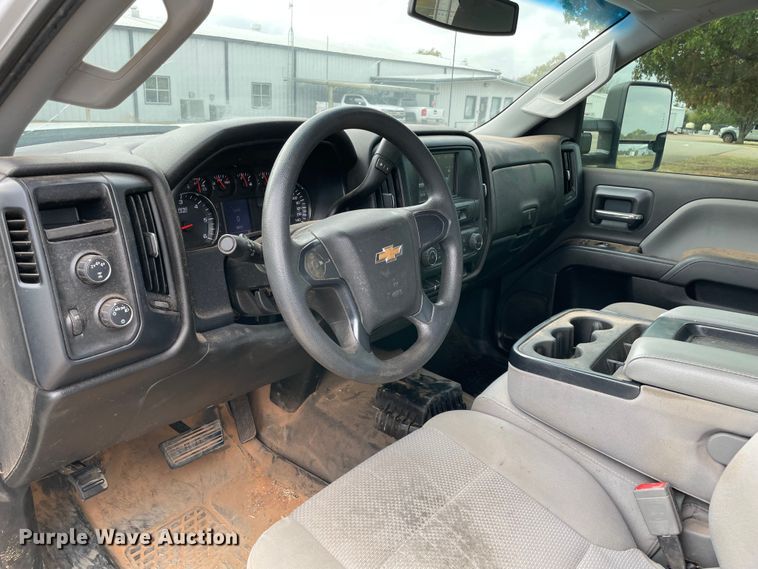 image for item MR9503 2018 Chevrolet Silverado 2500HD  Double Cab pickup truck cab and chassis